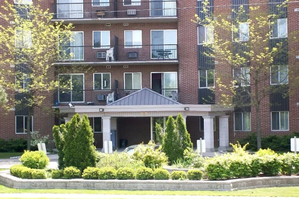 Visionary Villa/Riverview Towers, # 4, 750 Wallace St, Chatham Kent, ON N8A 4Y1